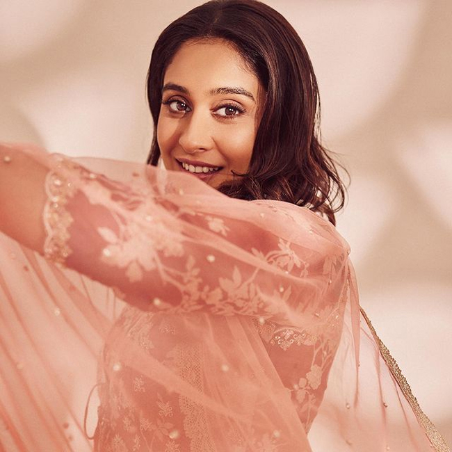 Staggering Poses Of Regina Cassandra